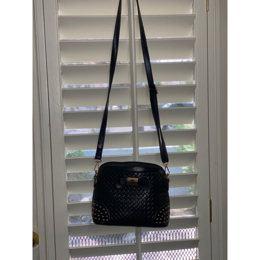 🌸 5 for $25! 🌸 Black & Gold detail Crossbody bag